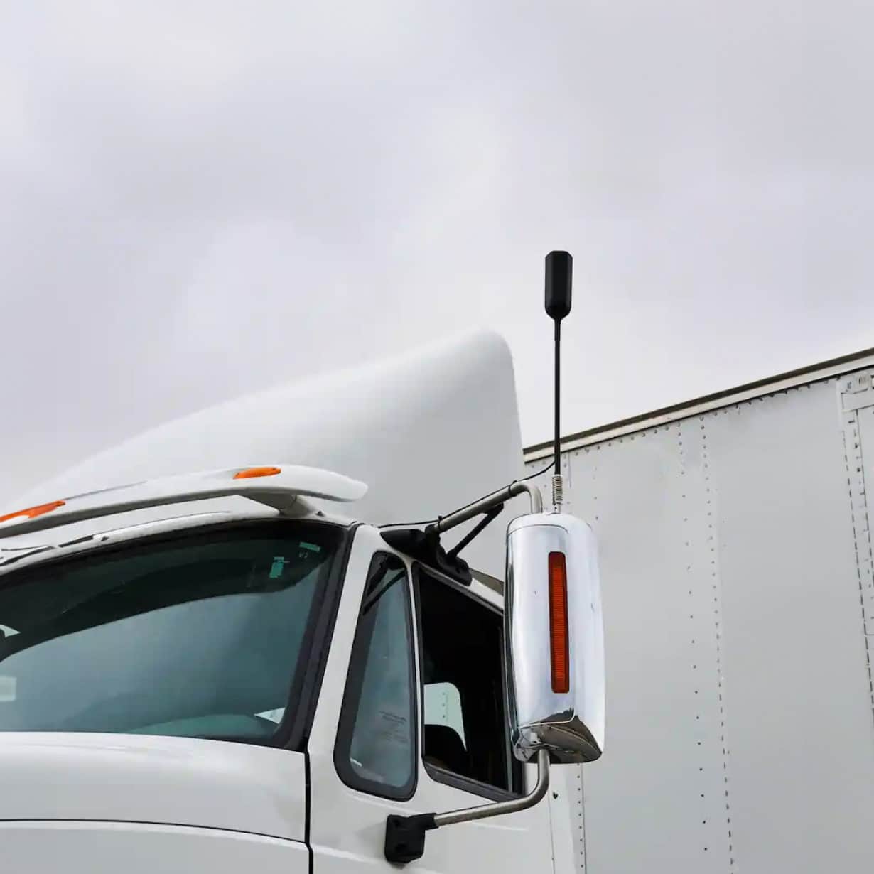 semi truck with otr antenna